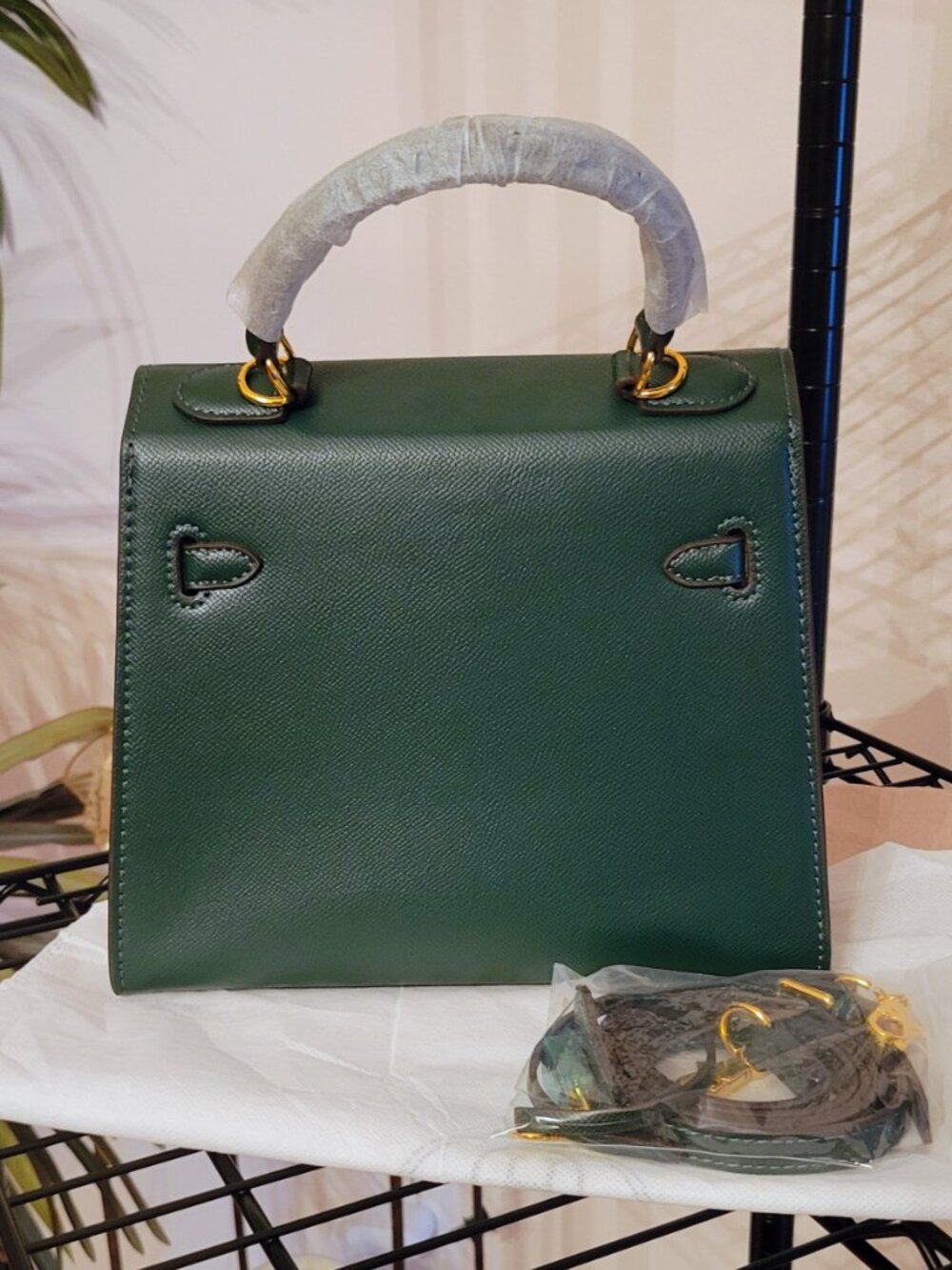 SALE **So cute classy green 25cm crossbody fashion bag. No brand. Never used. - Picture 3 of 5